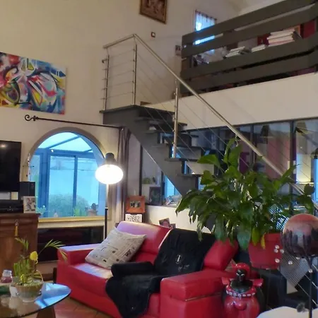 Pretty House With Garden Loggiapool